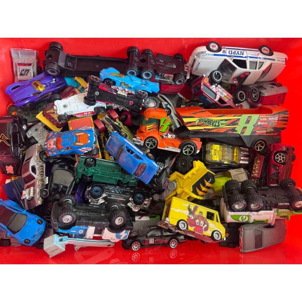 Hot Wheels Semi Truck Race Car Storage and Cars - Picture 5 of 5